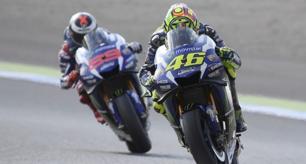 Valentino Rossi e Jorge Lorenzo in lotta