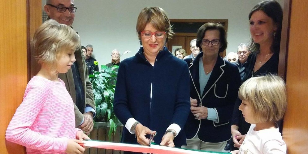 Il taglio del nastro con l'assessore Tedesca