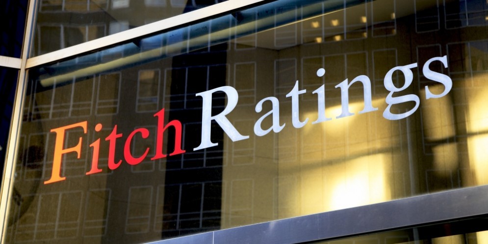 Fitch ha tagliato l'outlook sull'Italia.