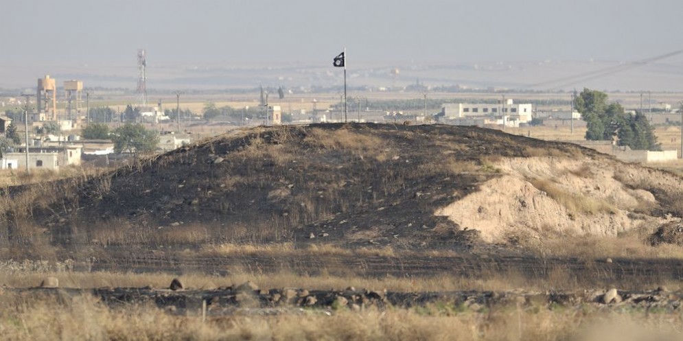 La bandiera dell'Isis sventola in una località della Siria.
