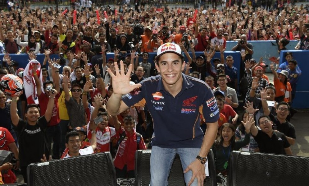 Marc Marquez festeggia il quinto titolo mondiale con i tifosi indonesiani