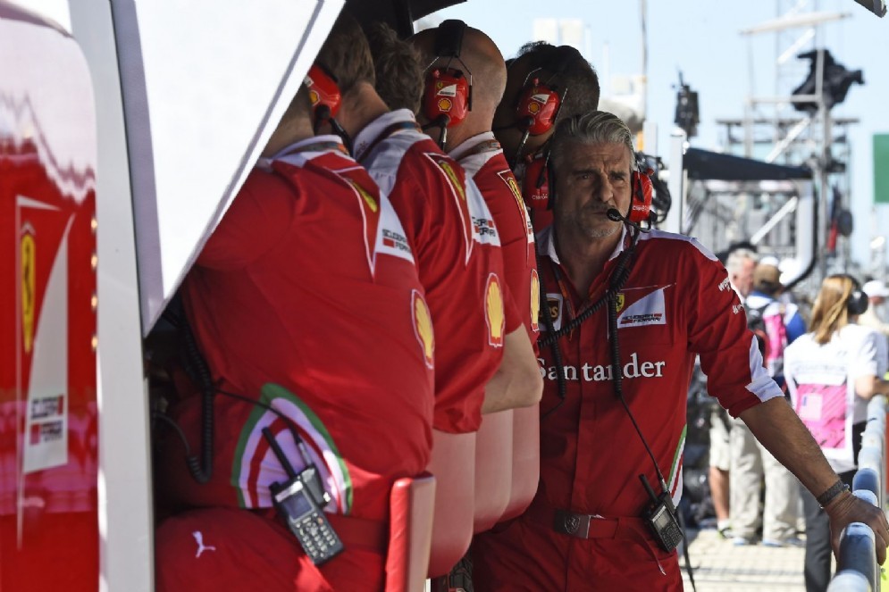 Il team principal Maurizio Arrivabene al muretto