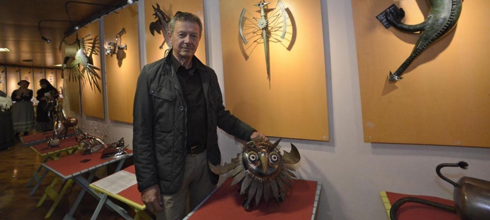 Giuliano Cecone tra le sue opere