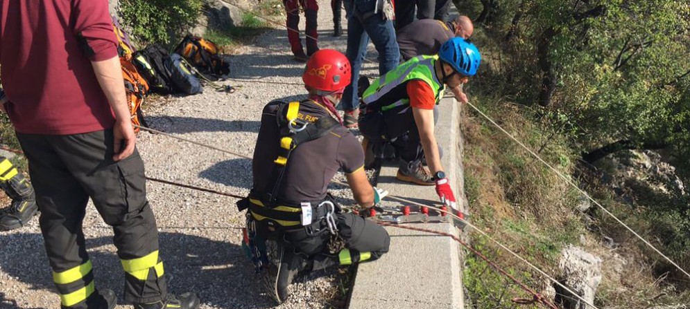 Una donna triestina è precipitata lungo la scarpata mentre scattava una fotografia