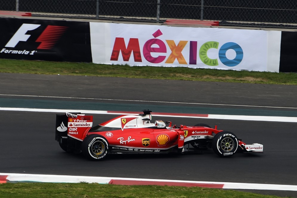 Sebastian Vettel in azione nelle prove libere in Messico
