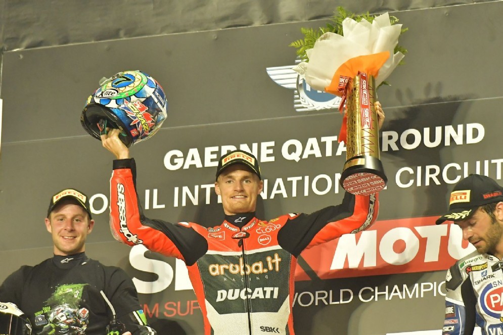 Chaz Davies davanti a Jonathan Rea sul podio in Qatar