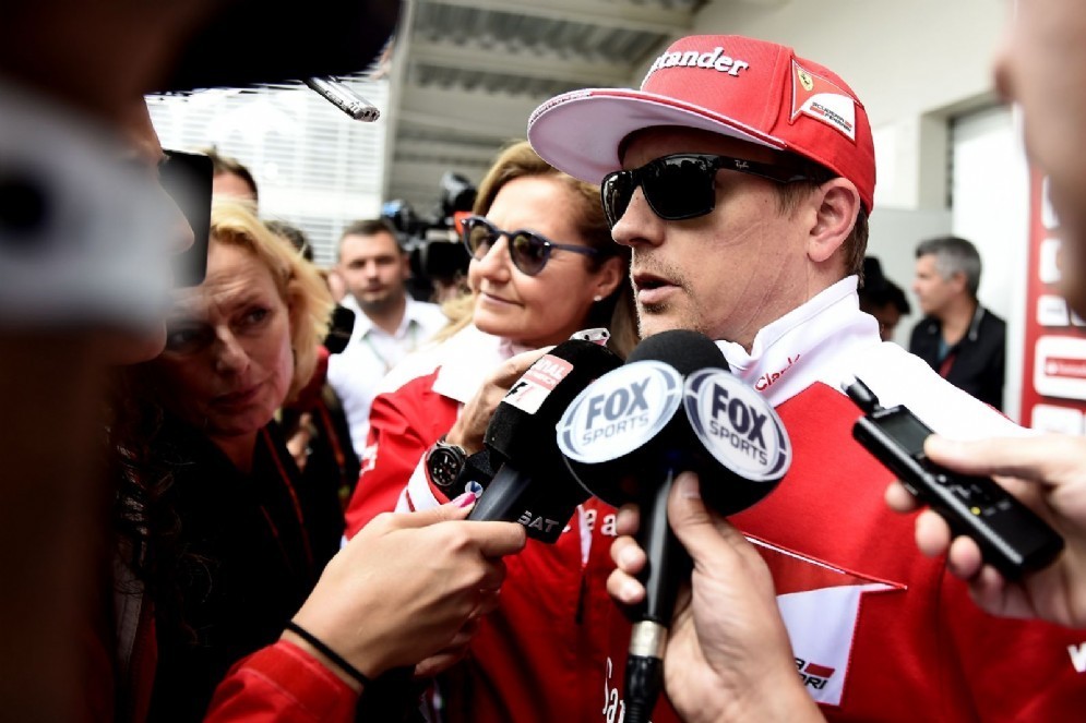 Kimi Raikkonen ai microfoni dei giornalisti