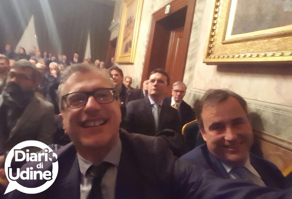 La sala gremita per Parisi