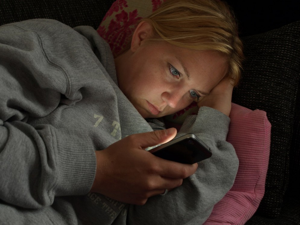 Usare lo smartphone la sera danneggia il buon sonno