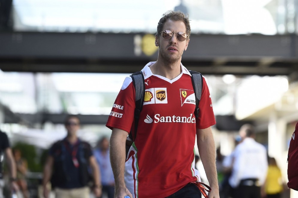 Sebastian Vettel passeggia nel paddock di San Paolo