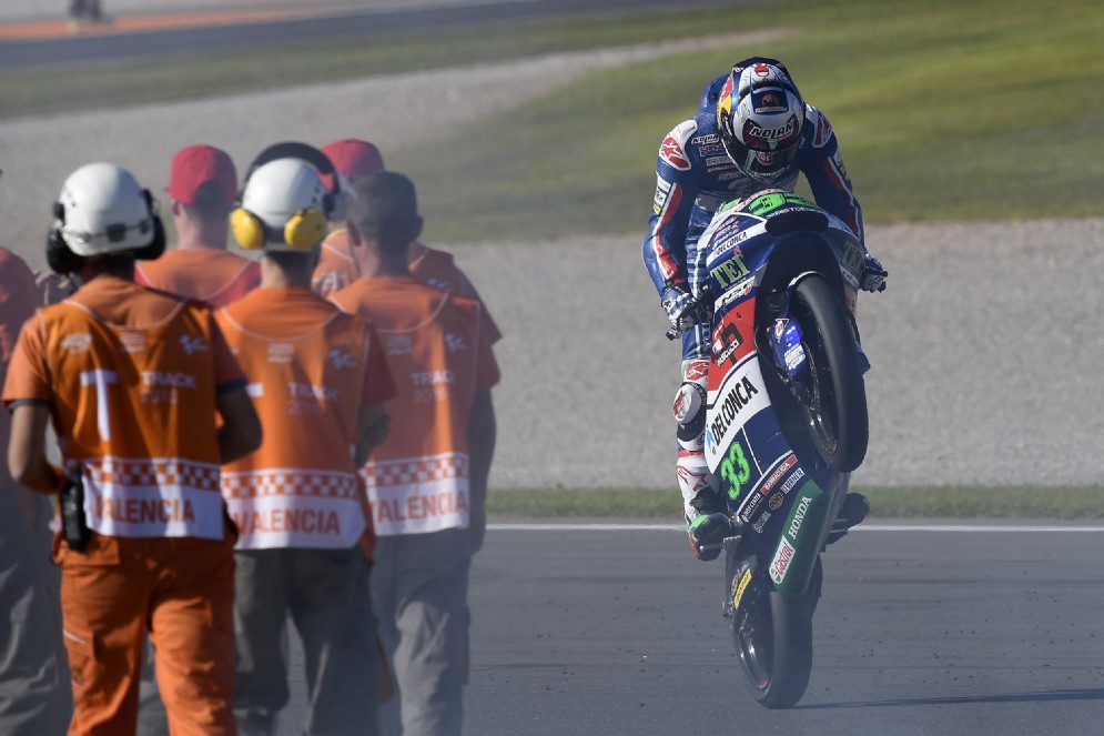 Enea Bastianini impenna dopo il traguardo