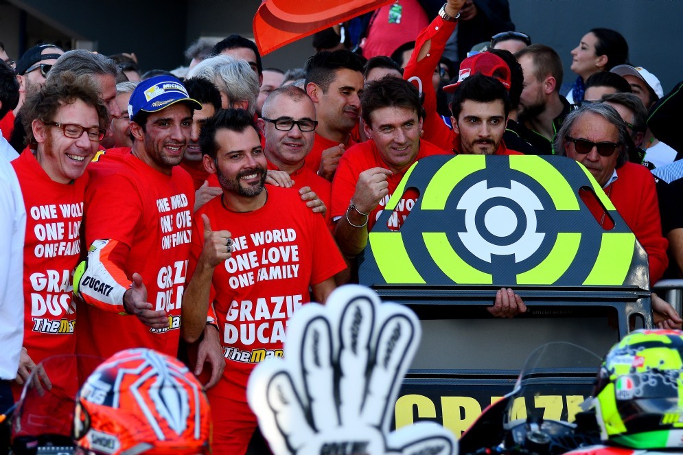 L'ultima foto di gruppo di Andrea Iannone con la Ducati