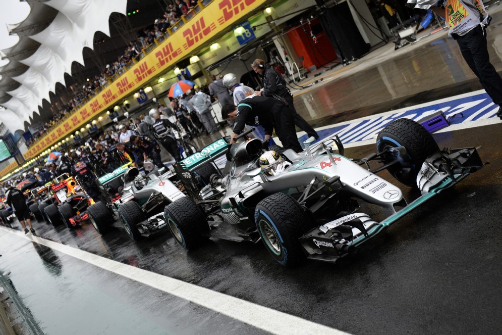 Le due Mercedes in testa al gruppo alla ripartenza