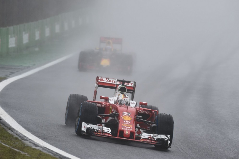 Sebastian Vettel davanti a Max Verstappen