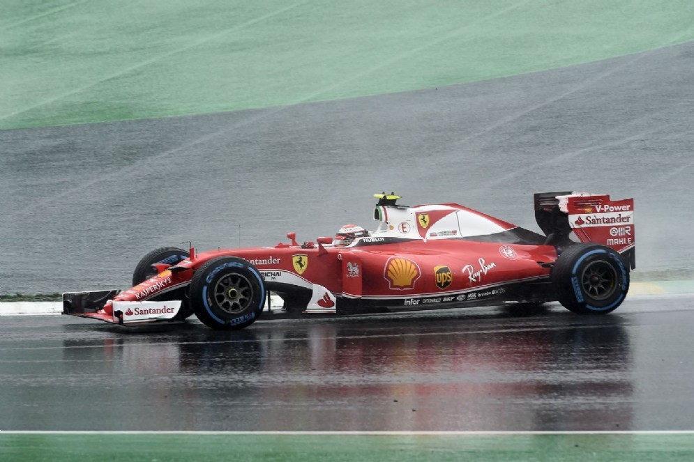 Kimi Raikkonen in azione a inizio gara