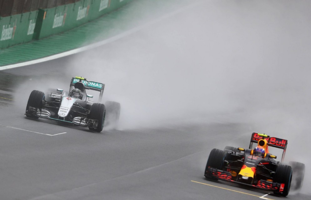 Il sorpasso di Verstappen su Nico Rosberg