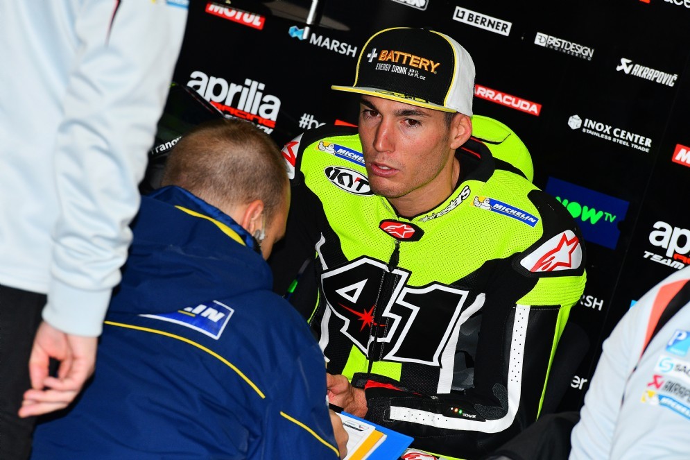 Aleix Espargaro al box Aprilia