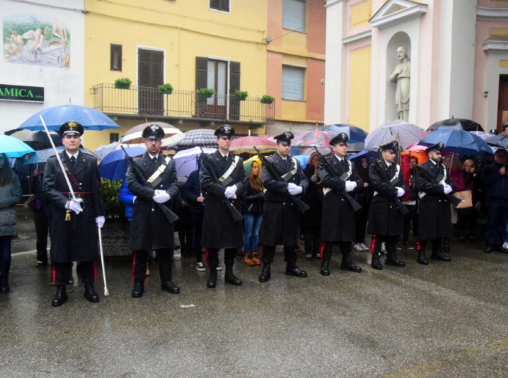 Tantissime le persone che hanno reso omaggio al carabiniere