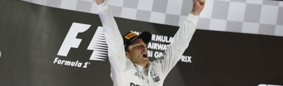Nico Rosberg alza le braccia al cielo sul podio di Abu Dhabi