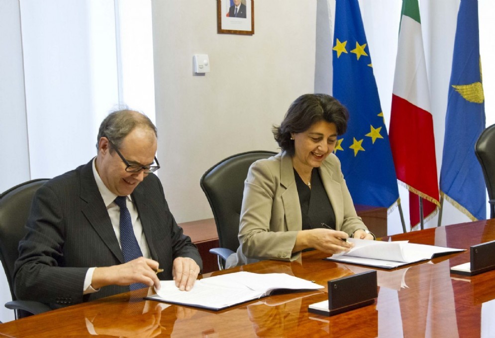 Pietro Biasiol e l'assessore Mariagrazia Santoro alla firma del Protocollo