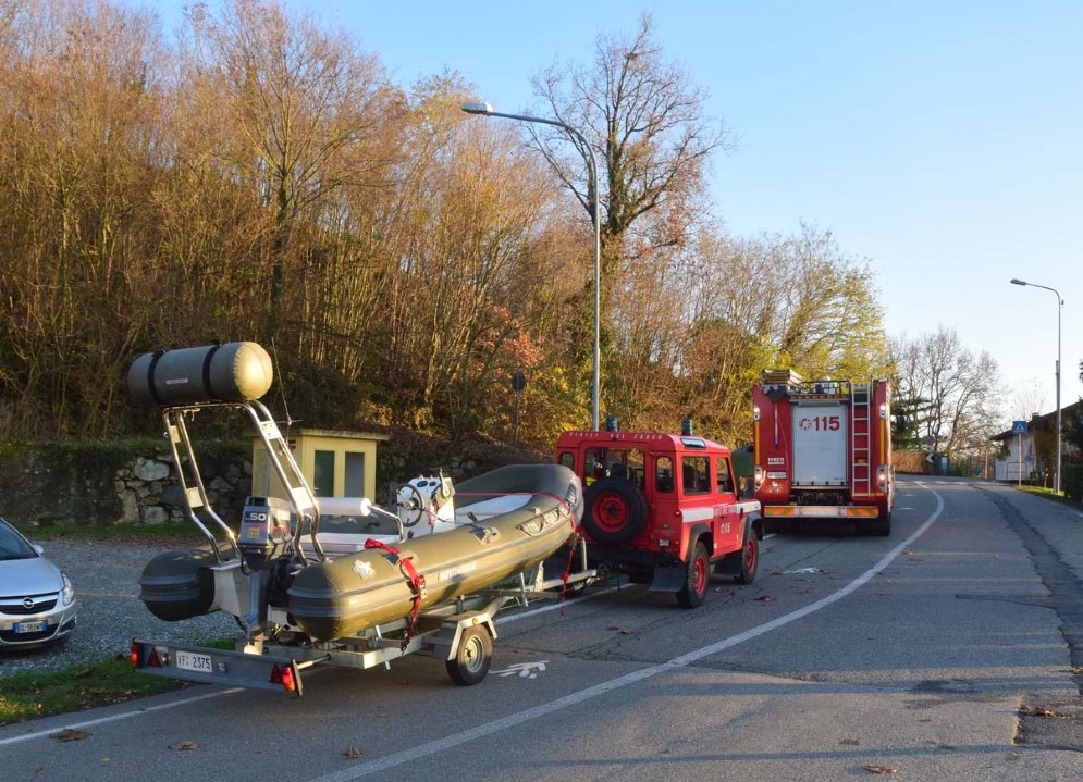 Altra immagine dei mezzi delle forze dell'ordine e dei vigili del fuoco