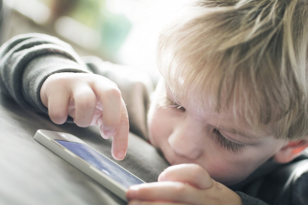 Vietare l'uso di smartphone e simili ai bambini sotto i 12 anni, lo chiede una pediatra