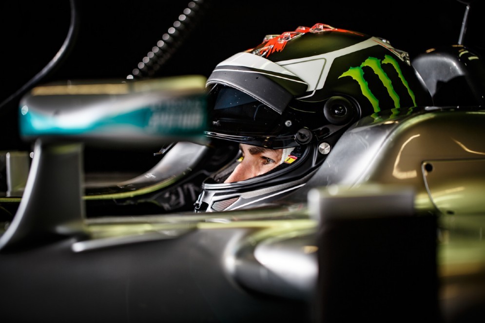 Lorenzo nell'abitacolo della Mercedes nel test a Silverstone