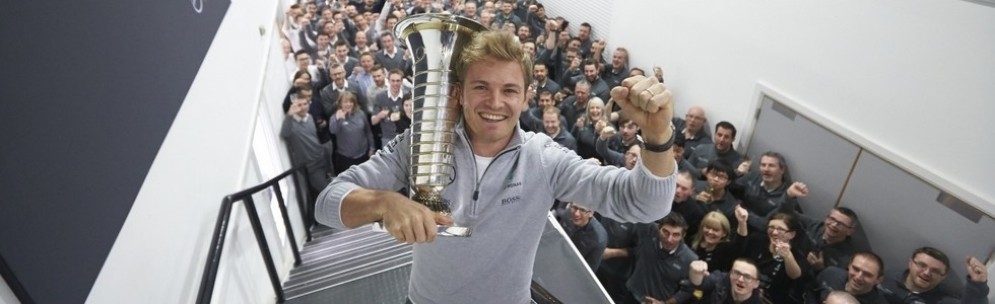 Nico Rosberg con il trofeo di campione del mondo