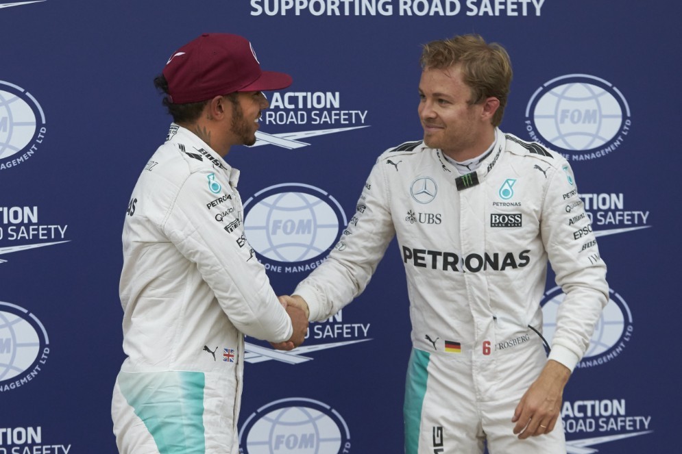 Lewis Hamilton stringe la mano a Nico Rosberg