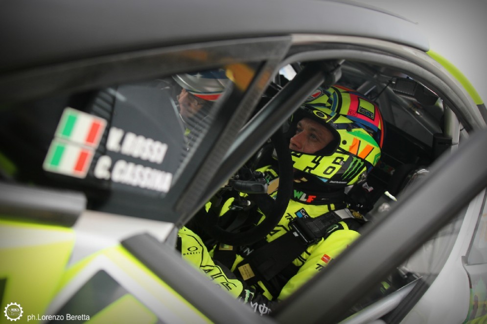 Il Dottore nell'abitacolo della sua Ford Fiesta
