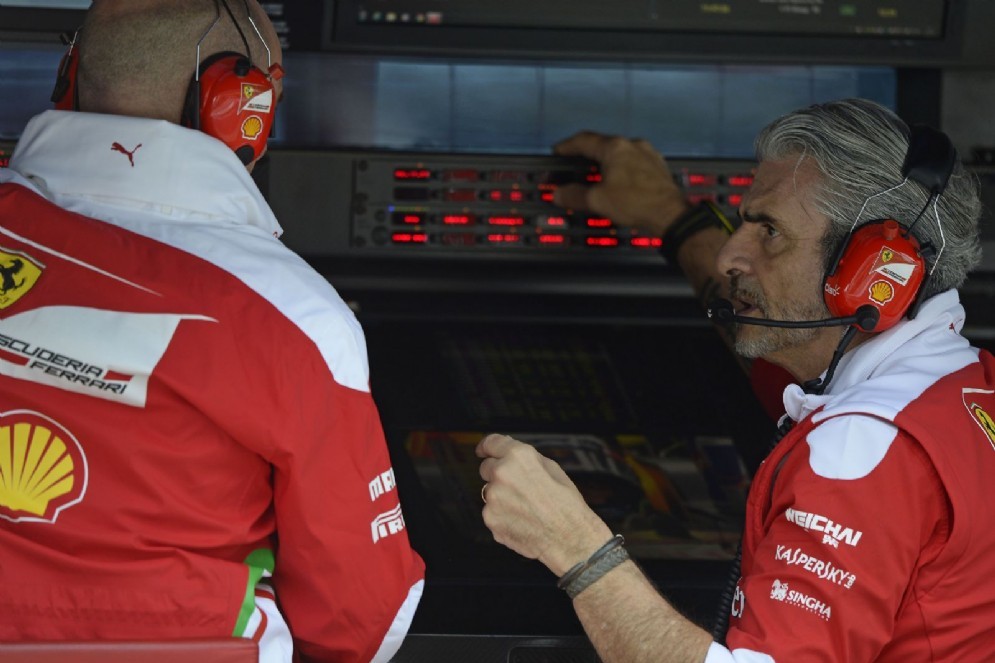 Il team principal Maurizio Arrivabene al muretto