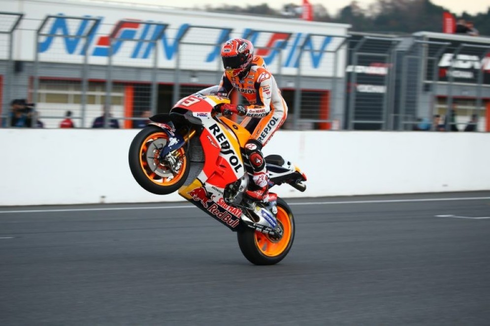 Marc Marquez impenna in sella alla sua Rc213V