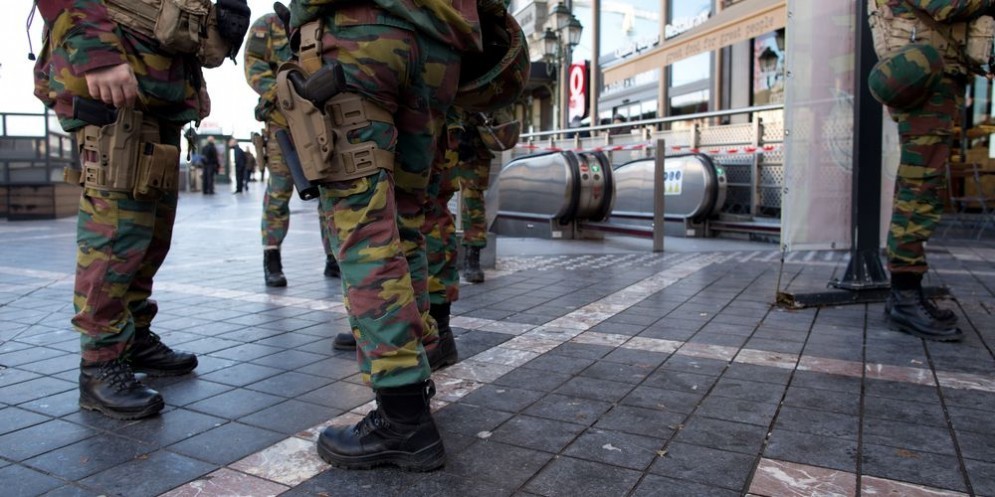 Militari presidiano la sicurezza di una città europea.