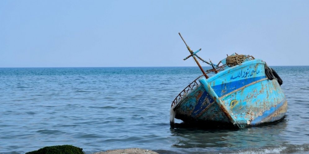 Uno dei tanti pescherecci che porta i migranti sulle nostre coste.