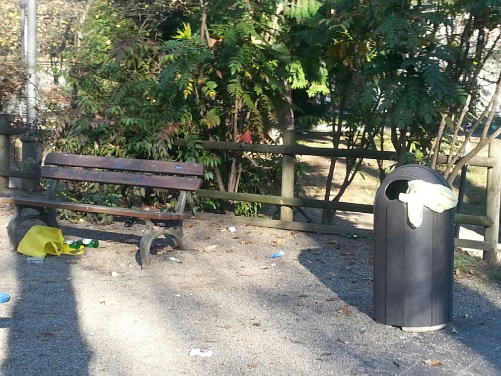 Una delle panchine degradate