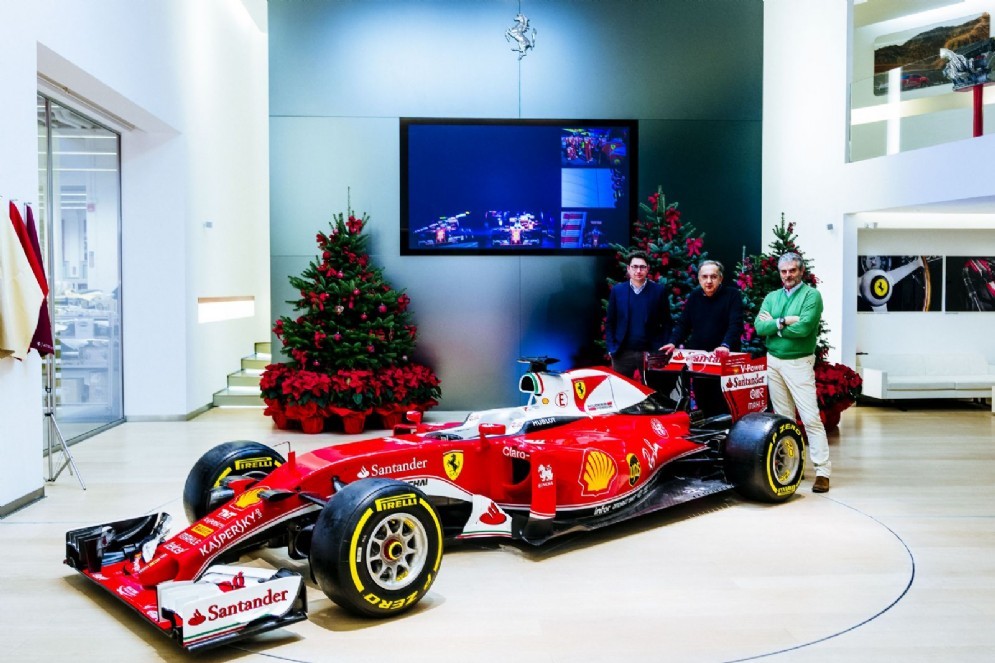 Marchionne, Binotto e Arrivabene con la SF16-H