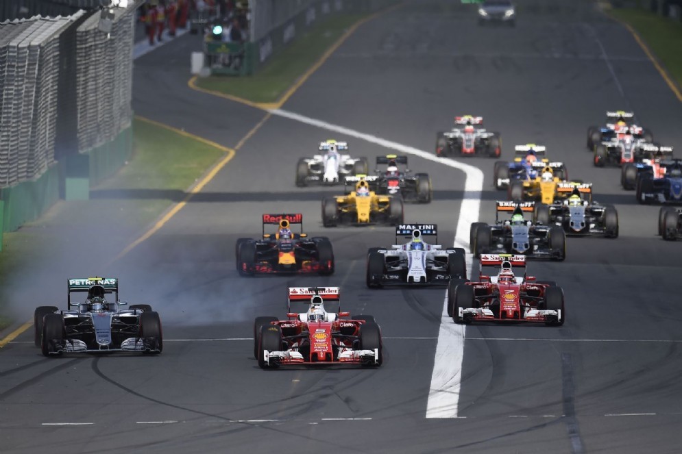 Esordio in Australia: al via le Ferrari scattano in testa, ma la safety car rovina i piani