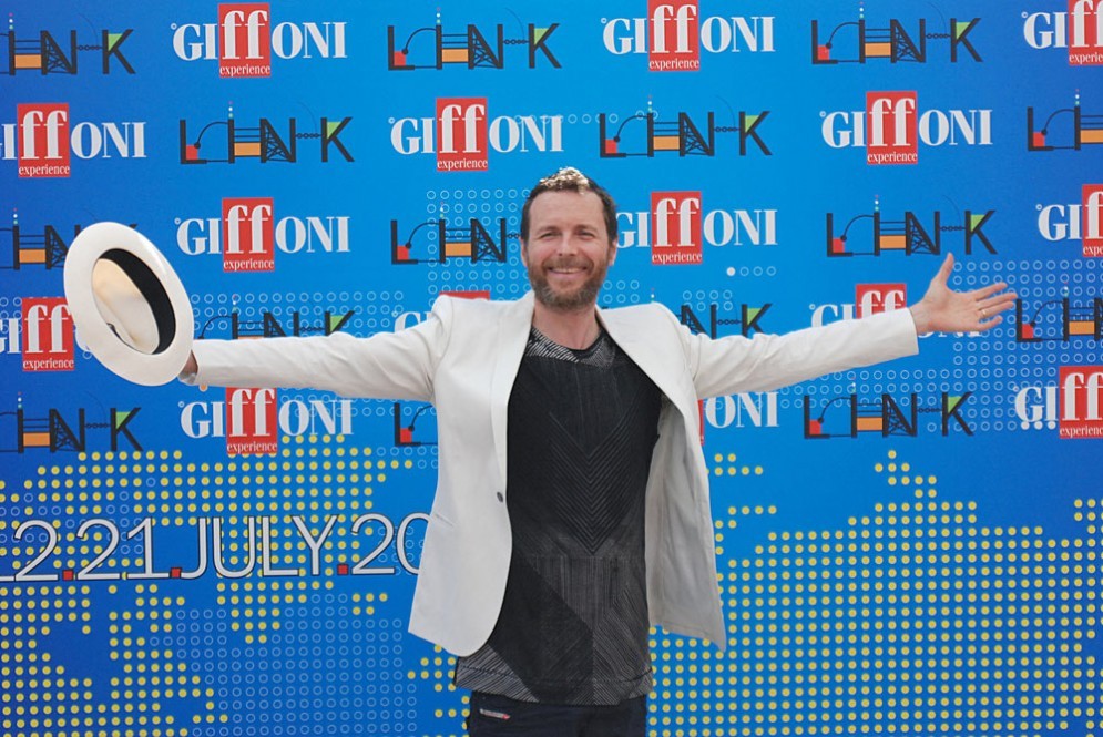 Jovanotti regala 15 quintali di crocchette a un canile