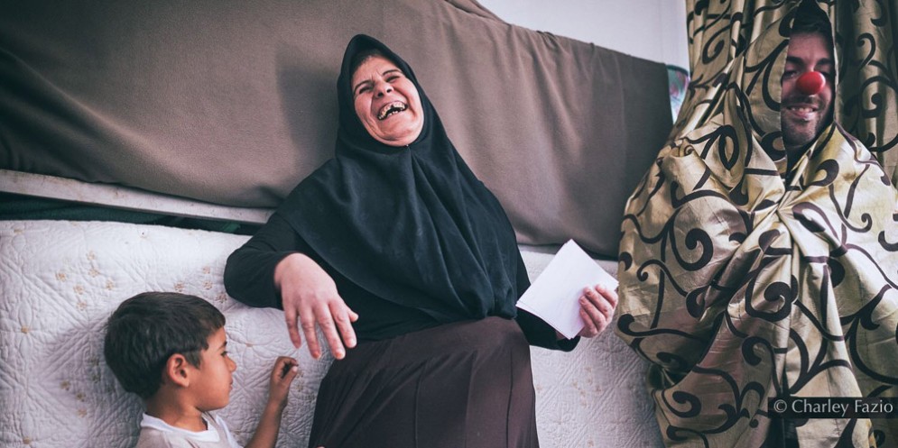 Storia del magabondo che fa sorridere i bimbi della Siria