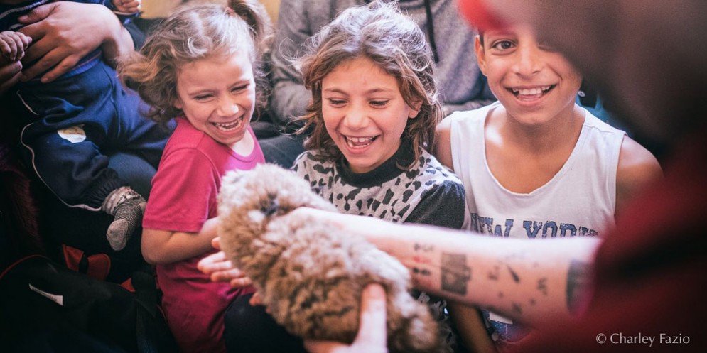 Storia del magabondo che fa sorridere i bimbi della Siria