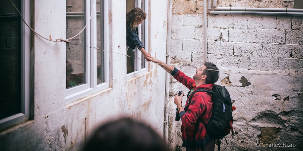 Storia del magabondo che fa sorridere i bimbi della Siria