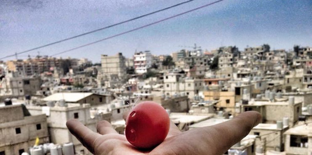 Storia del magabondo che fa sorridere i bimbi della Siria