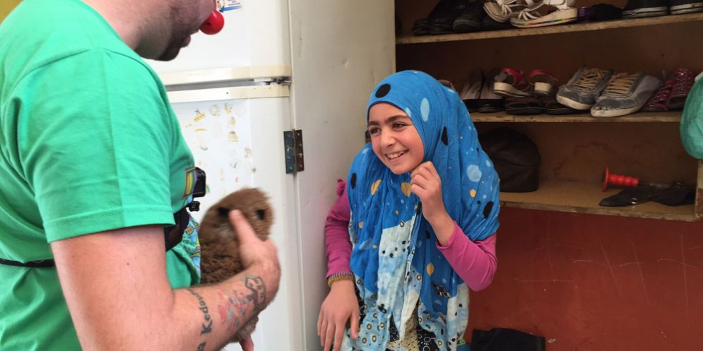 Storia del magabondo che fa sorridere i bimbi della Siria
