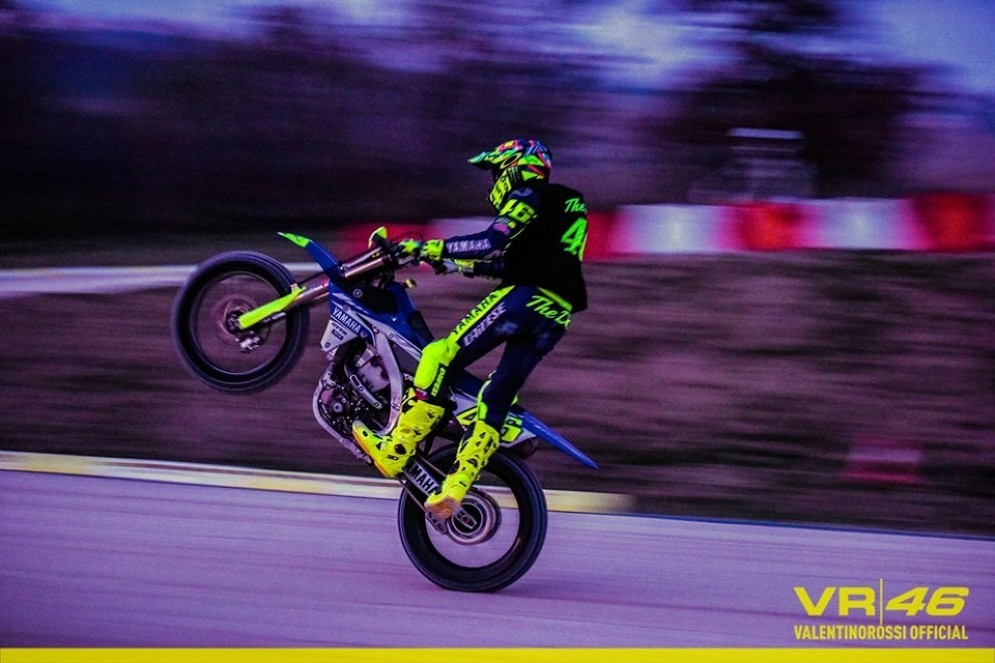 Valentino Rossi non riesce a restare lontano dalle moto nemmeno a Natale: si allena al suo Ranch