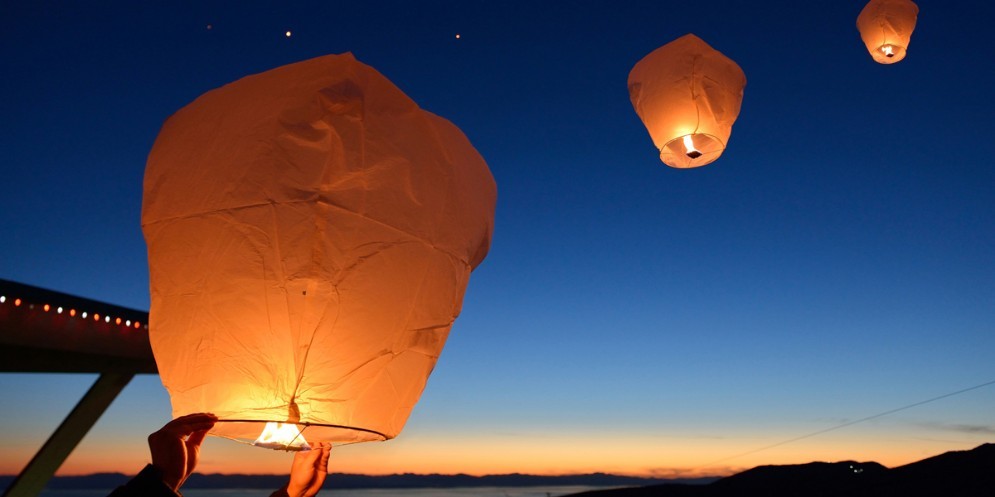 Sconsigliato l'uso di lanterne cinesi e fuochi d'artificio