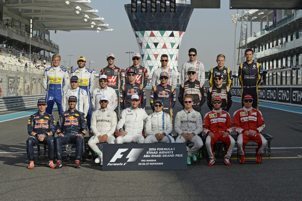 L'ultima foto di gruppo con i piloti della stagione 2016 di Formula 1