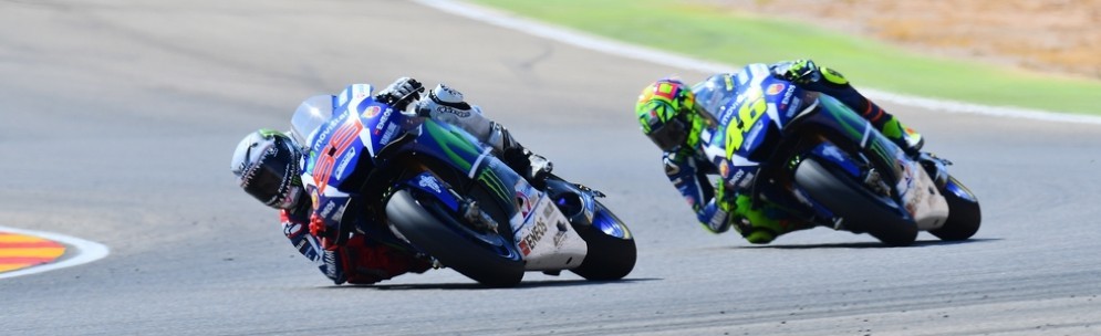 Jorge Lorenzo davanti a Valentino Rossi in pista