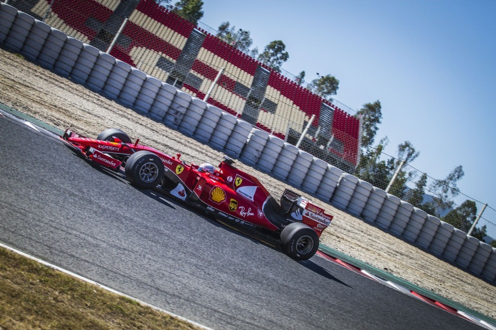 Sebastian Vettel al volante della Rossa durante i collaudi dei nuovi pneumatici