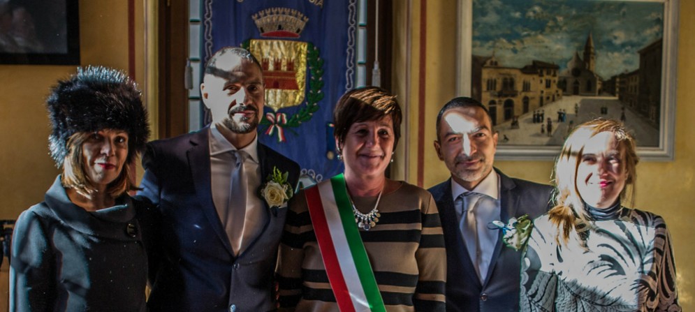 Fabio e Stefano nella cerimonia con il sindaco Laura Marzi