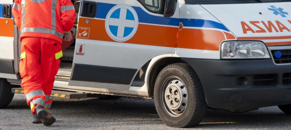 24 enne si schianta contro un albero in via Salata. È gravissima